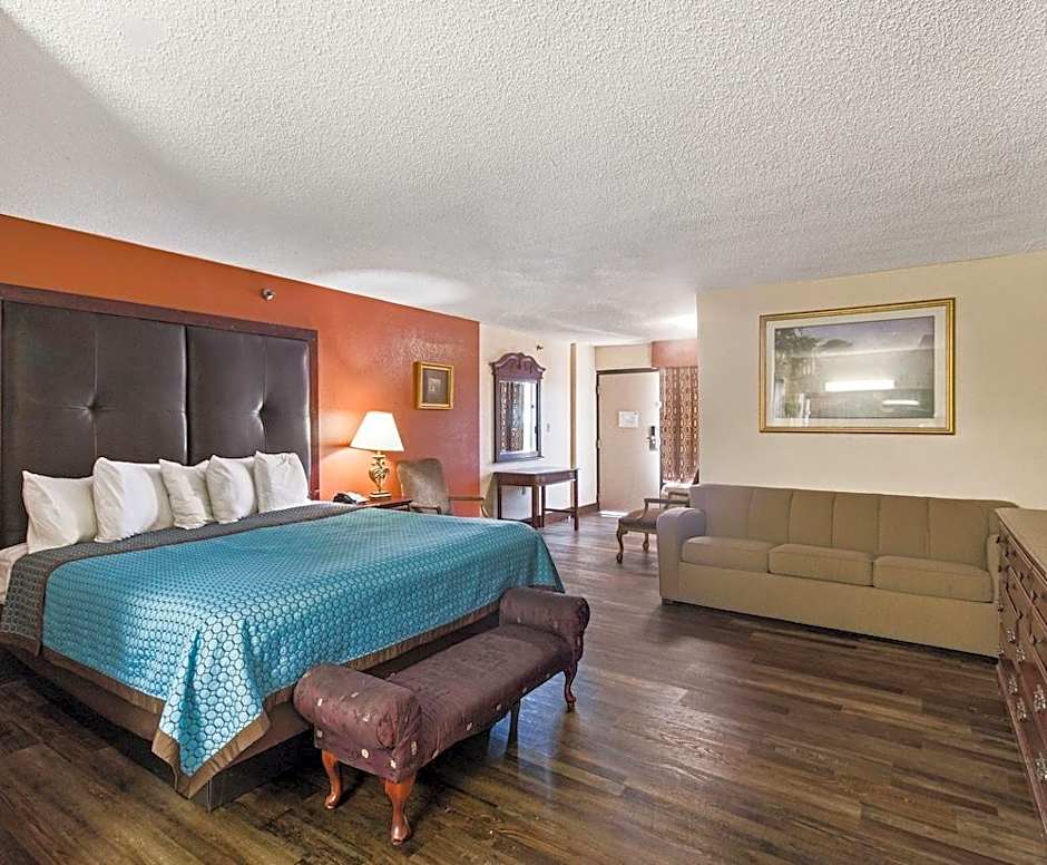 Mountain Vista Inn & Suites - Walking Distance to the Island