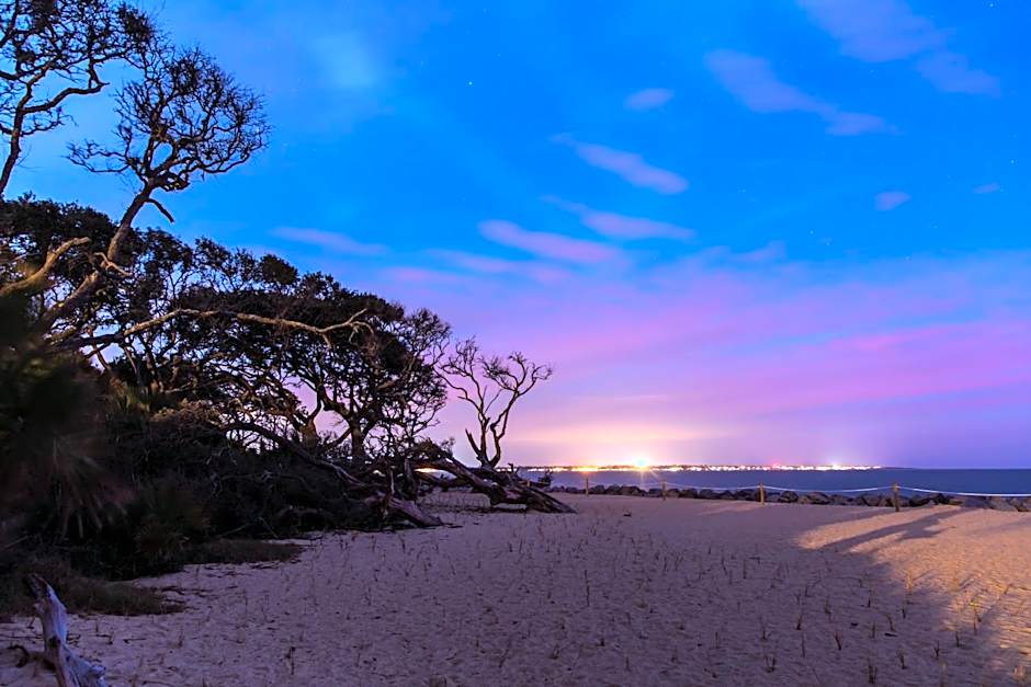 Days Inn & Suites by Wyndham Jekyll Island