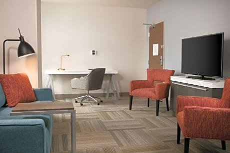 Junior King Suite - Hearing Accessible