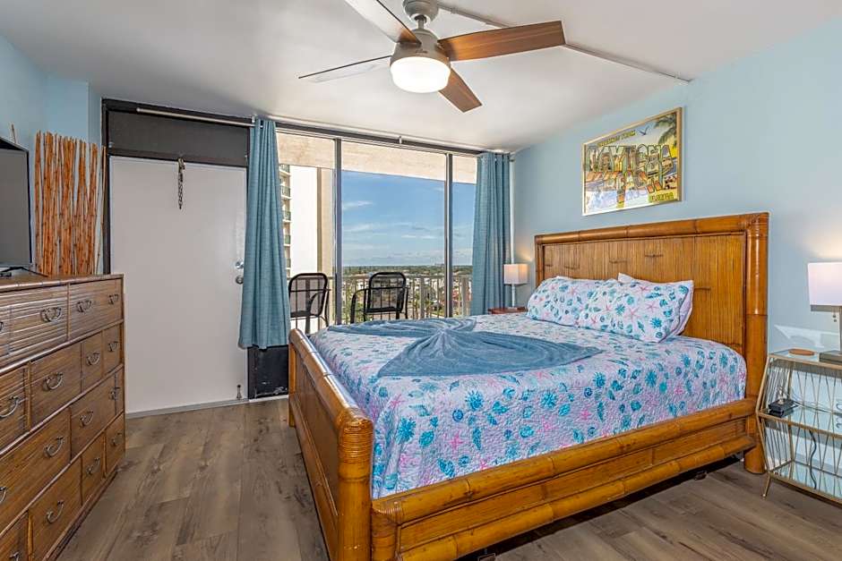 MCM Retro Beachfront Studio Great View, King Bed Remodeled