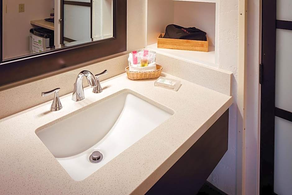Pines Inn & Suites