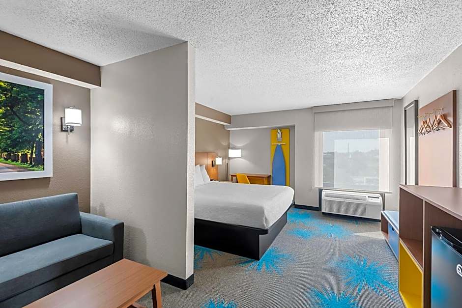 Days Inn & Suites by Wyndham Cedar Rapids