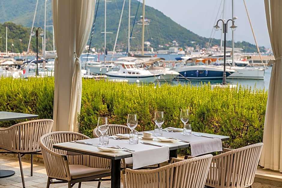 Lazure Hotel & Marina