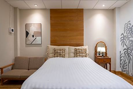 1 Queen Bed No Smoking