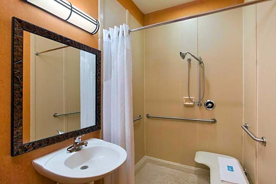 The Q Hotel & Suites