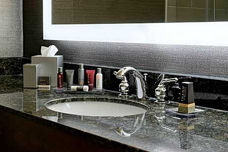 Concierge Lounge Access, Guest Room, 1 King, Sofa Bed, Corner Room, Balcony