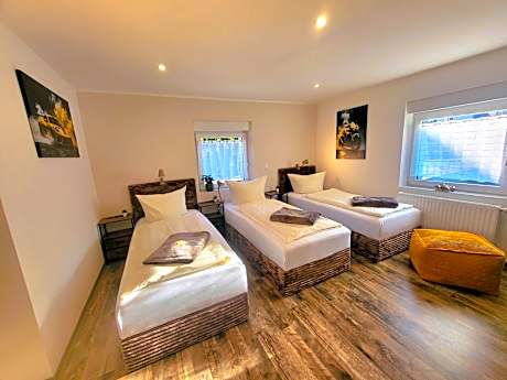CJS Apartments - Chill or Drive am Nürburgring, new Box Spring Beds, new furniture, free Parking, WLan, TV-Streaming, Quiet Location