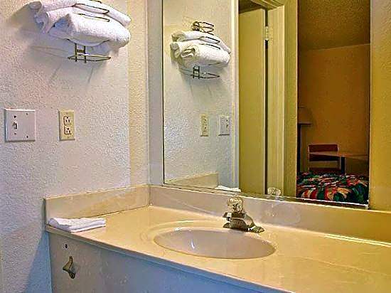 Super 6 Inn & Suites
