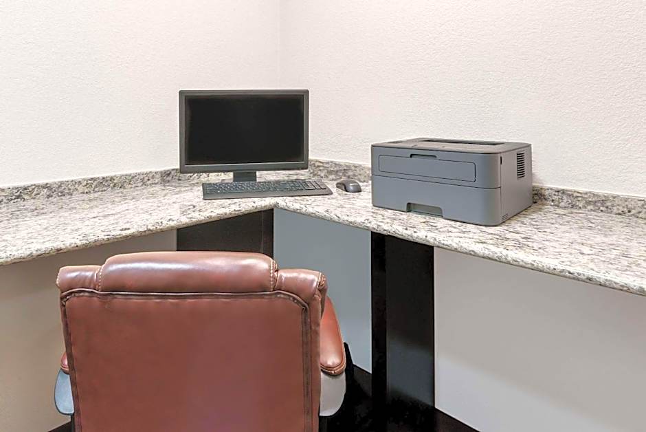 Days Inn & Suites by Wyndham Dallas