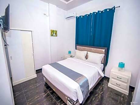 Deluxe - 1 Queen Bed