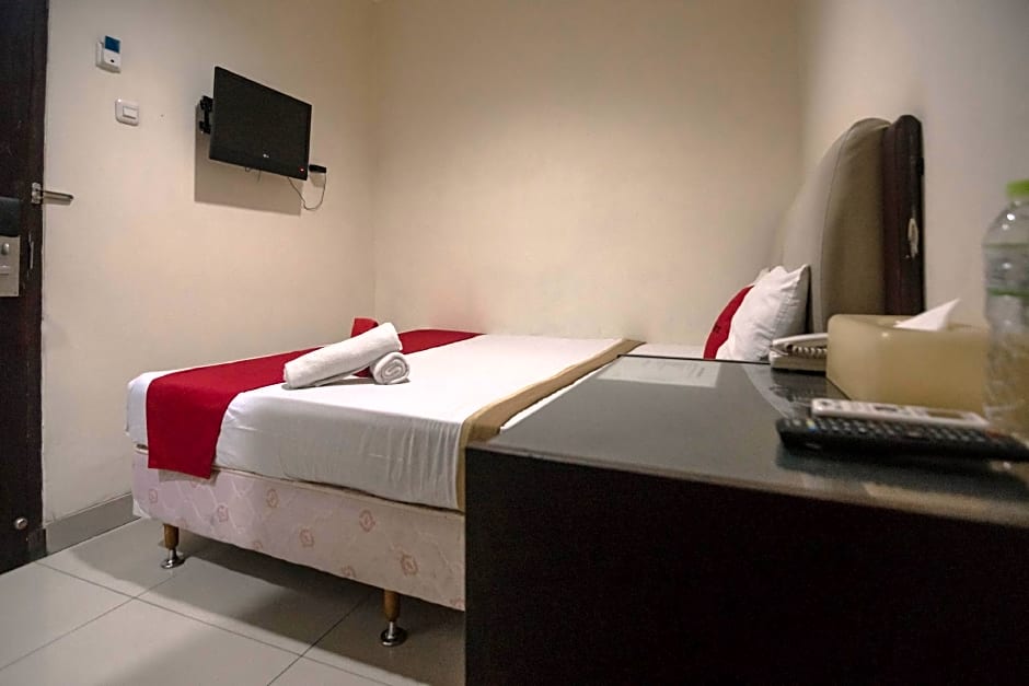 RedDoorz near RS Husada