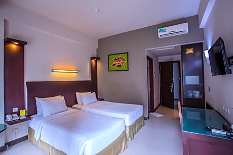 Deluxe Twin with Pool Access