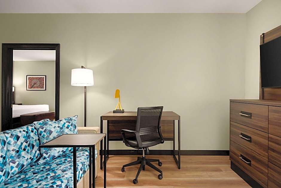 La Quinta Inn & Suites by Wyndham Gonzales