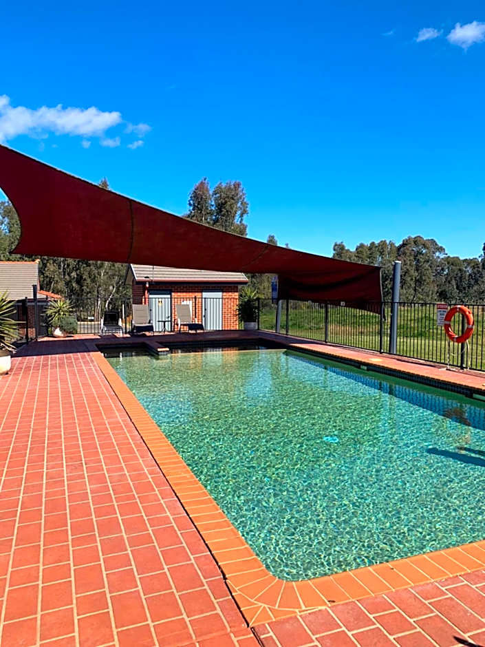 Blazing Stump Motel & Suites