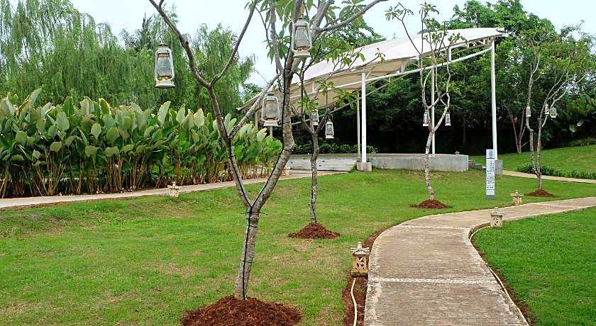 Front One Akshaya Hotel Karawang