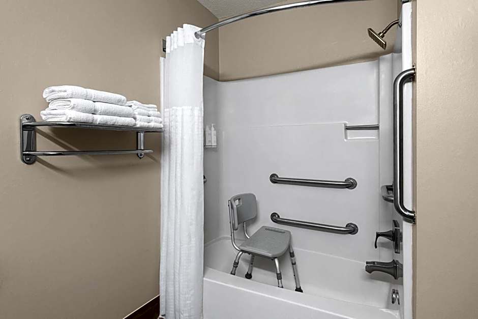 Travelodge by Wyndham Fargo West Acres