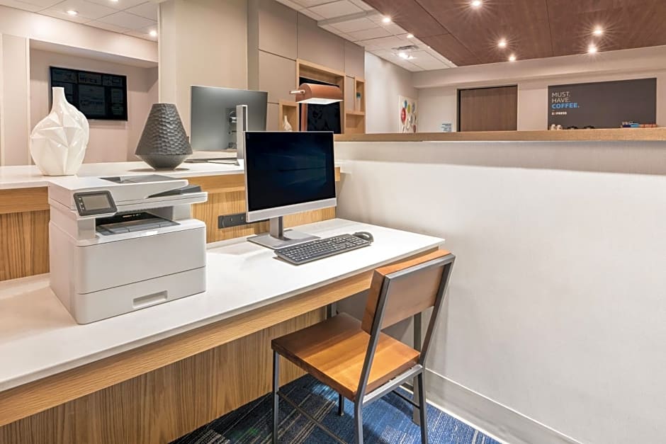 Holiday Inn Express and Suites Lake Havasu London Bridge By IHG