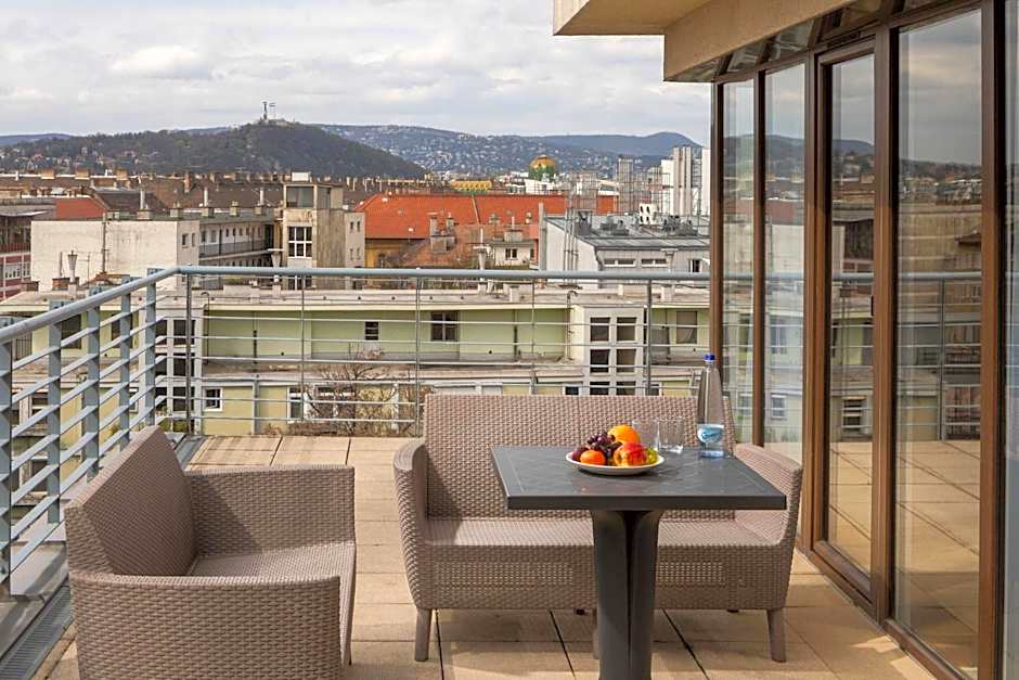 Escala Hotel & Suites