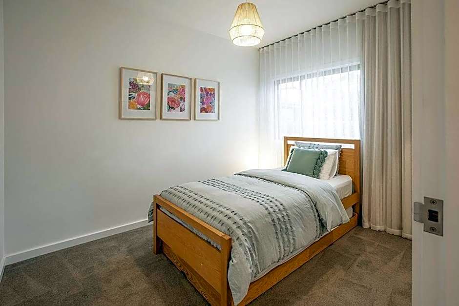 Convenient luxury home, minutes to CBD + hospital