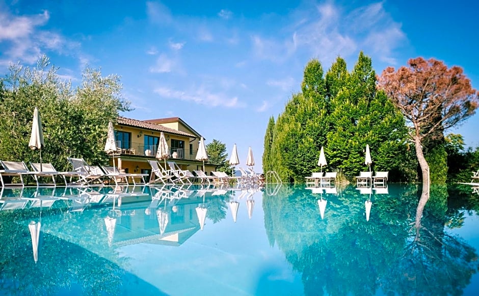 Hotel with swimming pool surrounded by greenery in San Donato Fronzano, rooms with air conditioning and breakfast included