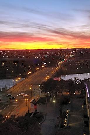 One-Bedroom Large Queen Suite with Sofa Bed and River View