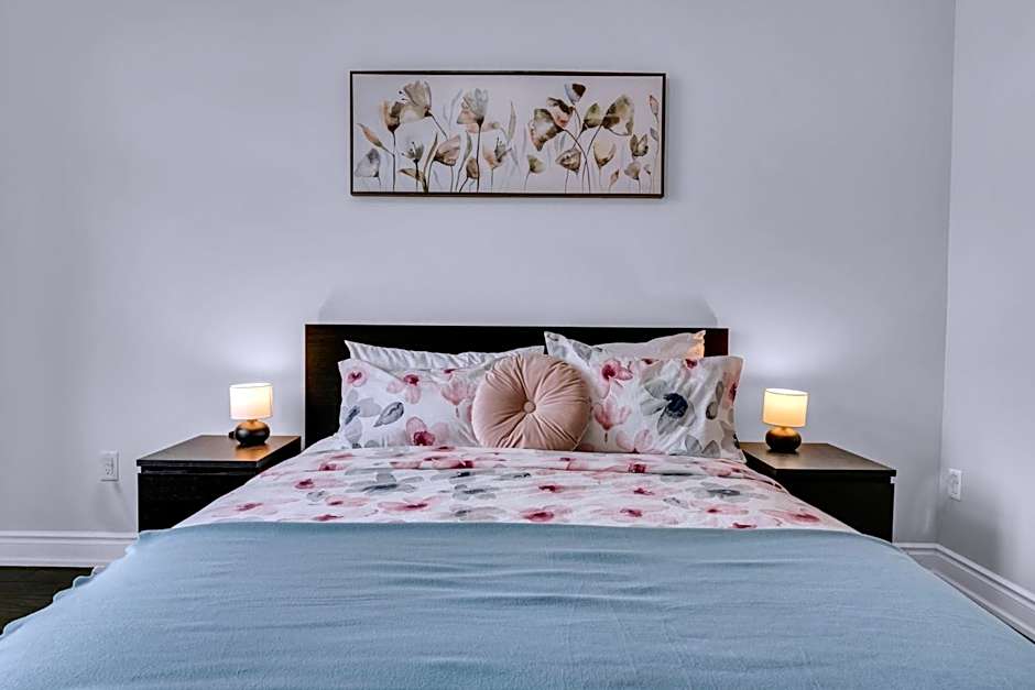 Oshawa Family Haven - Luxury 7BR Villa with Cozy Fireplaces & Hot Tub