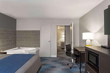 1 King Bed, Deluxe One Bedroom Suite, Non-Smoking