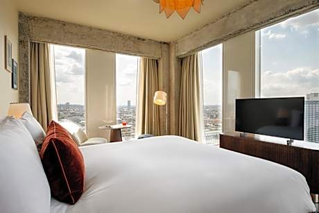 Roomy Corner - Skyline View