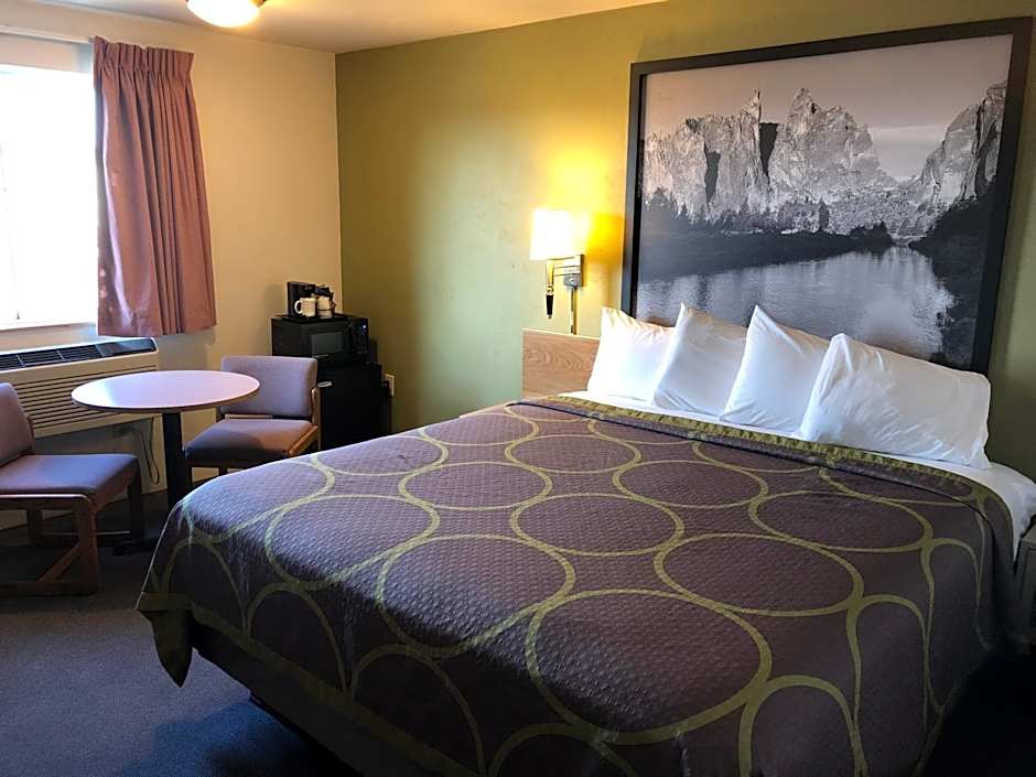 Super 8 by Wyndham Redmond