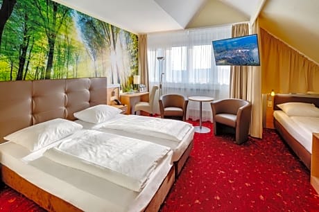 Family Room (2 Adults + 2 Children)