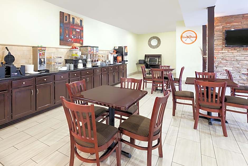 Howard Johnson by Wyndham Arlington Ballpark / Six Flags