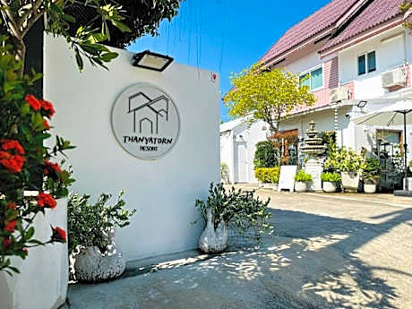 Thanyatorn Resort