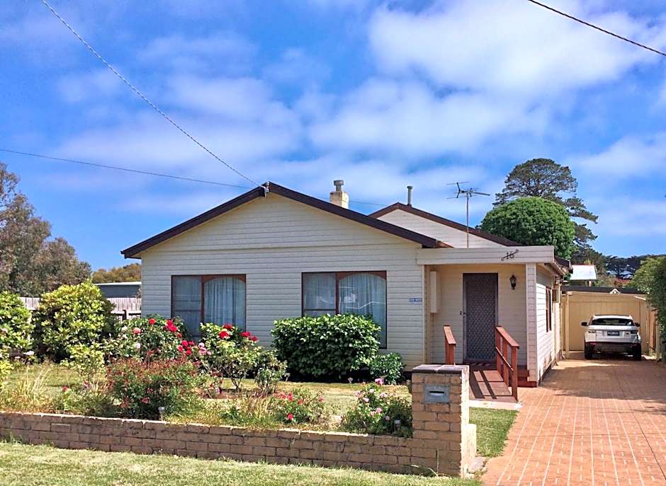 Nautique Beach House - Rustic and Charming, Walk 2 Beach & Shops