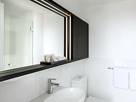 Deluxe Queen Corner Room