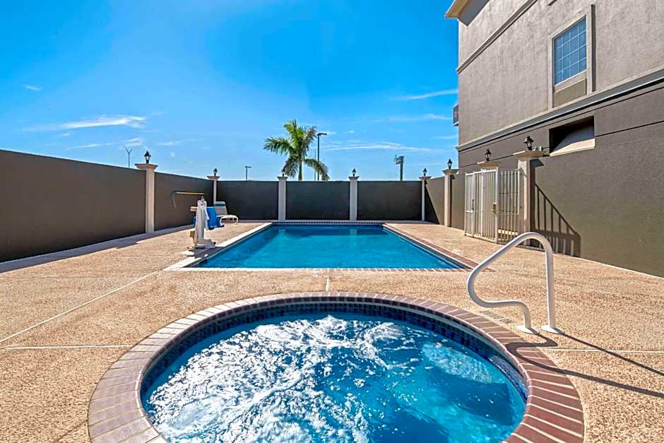 La Quinta Inn & Suites by Wyndham Mercedes Outlet Mall