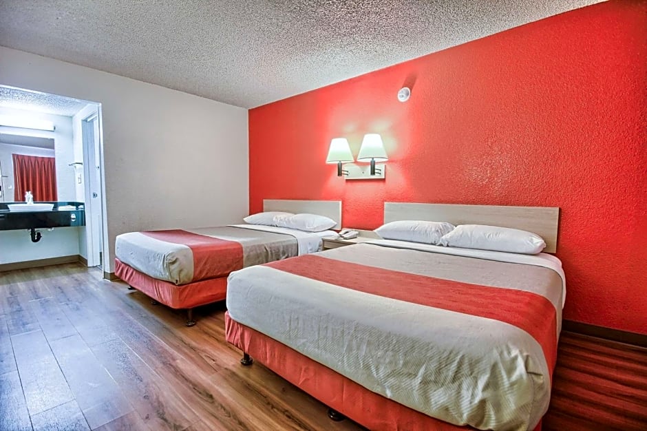 Motel 6 Fresno Blackstone South – Fresno, CA