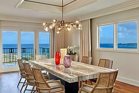 Ritz-Carlton Suite, Club lounge access, 1 King, Oceanfront