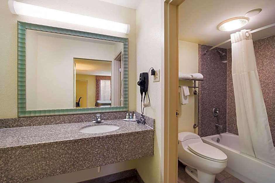 Quality Inn & Suites Conference Center Statesboro Historic District