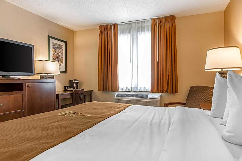 The Black Swan Lee - Lenox, an Ascend Collection Hotel