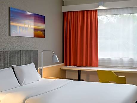 Room with 1 double bed (63 x 79 in [160 x 200 cm]), new sleep-easy concept