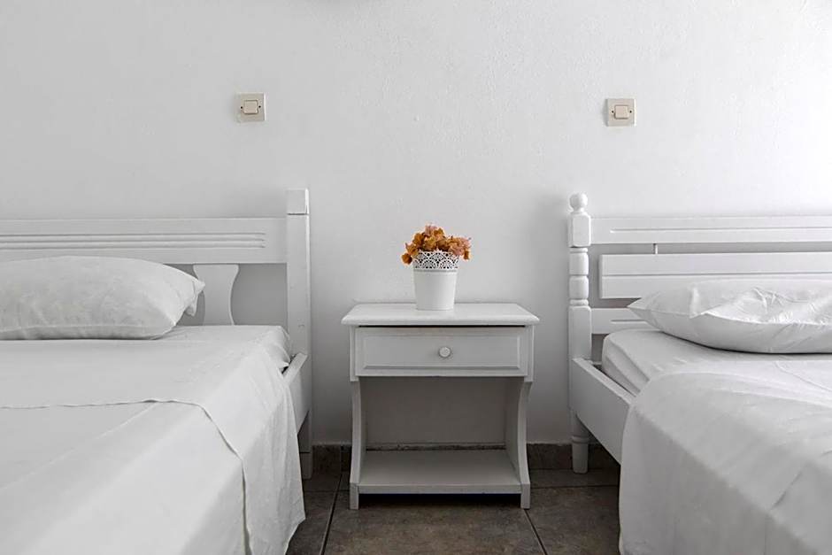 Armadoros Hotel / Ios Backpackers