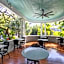 Deluxe King - Curry Mansion with Pool!