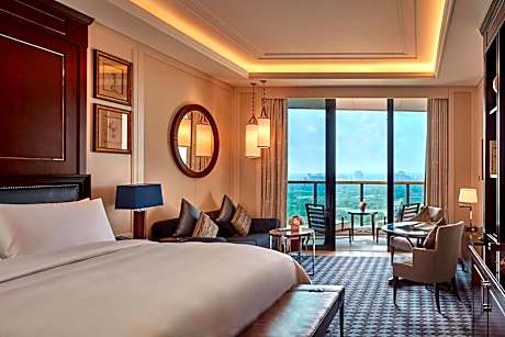 Deluxe Golf View Room, Guest room, 1 King, Golf view