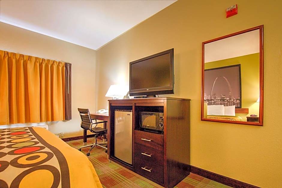 Super 8 by Wyndham Waterloo