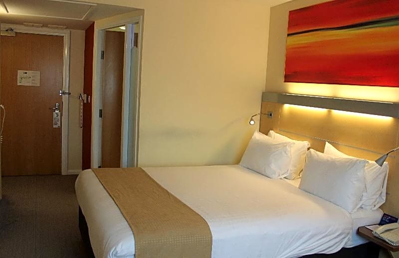 Holiday Inn Express Cardiff Airport