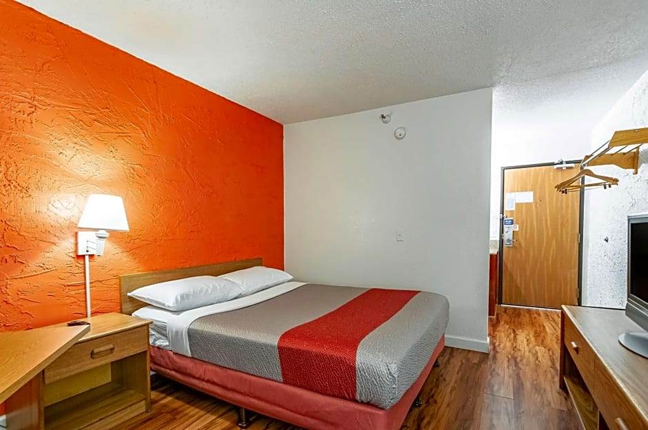 Motel 6 Naperville