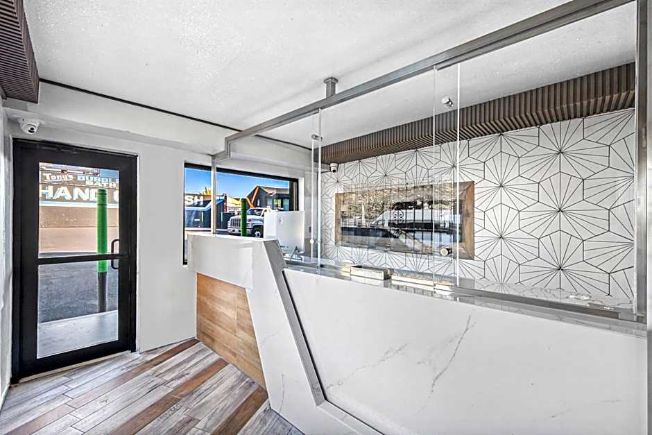 Hotel OPUS Bronx Near Bay Plaza Mall