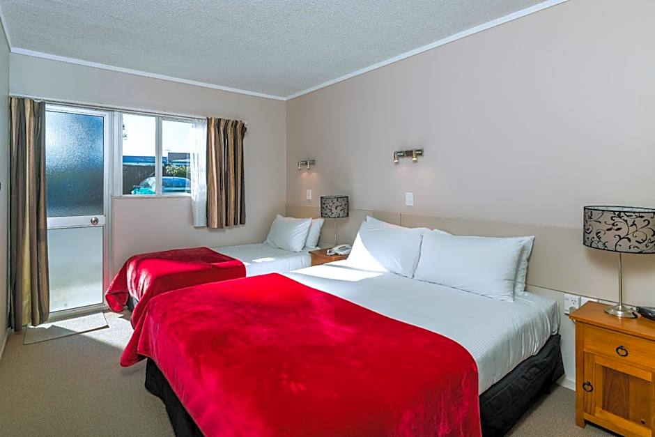 Twin Peaks Lakeside Inn