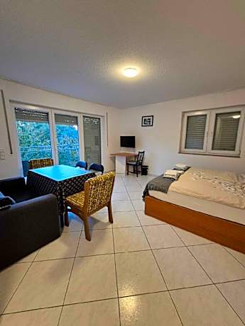 Ferienwohnung-Klassisch-Eigenes Badezimmer-Gartenblick