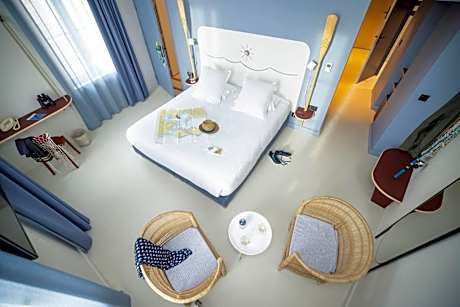 Sun Deck Room - Access to Rooftop and Basin included